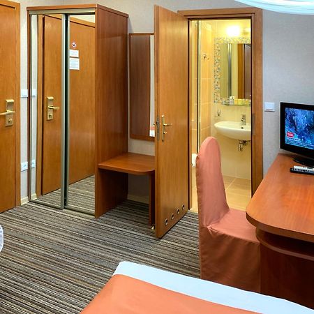 Economy Room In Hotel Eney リヴィウ エクステリア 写真