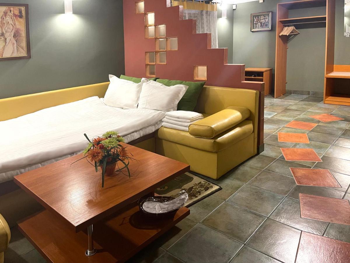Economy Room In Hotel Eney リヴィウ エクステリア 写真