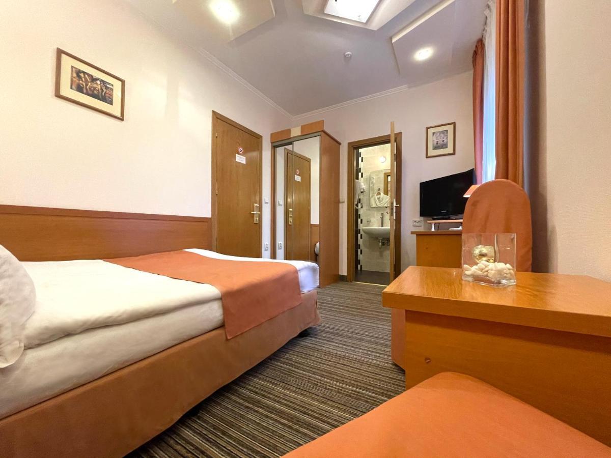 Economy Room In Hotel Eney リヴィウ エクステリア 写真
