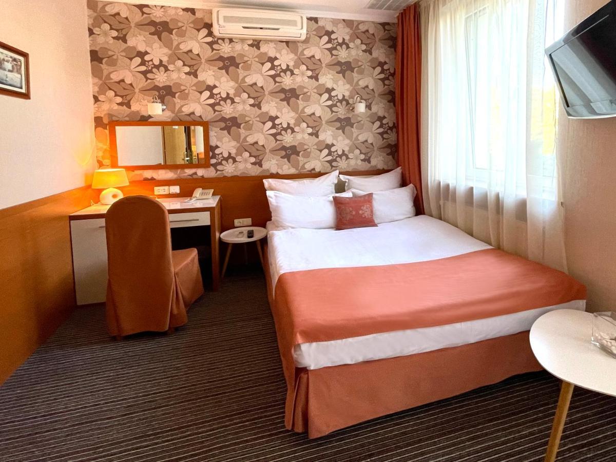 Economy Room In Hotel Eney リヴィウ エクステリア 写真