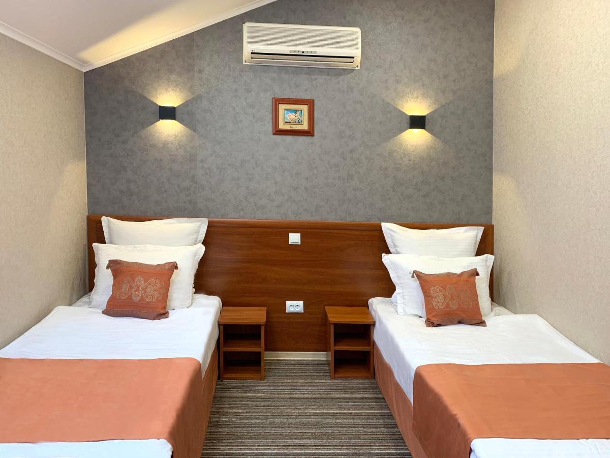 Economy Room In Hotel Eney リヴィウ エクステリア 写真