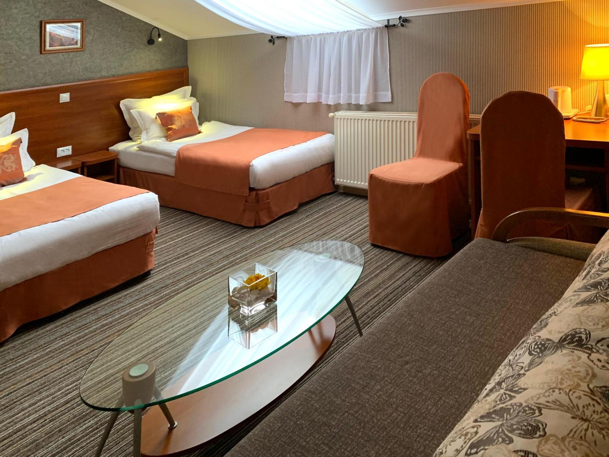 Economy Room In Hotel Eney リヴィウ エクステリア 写真