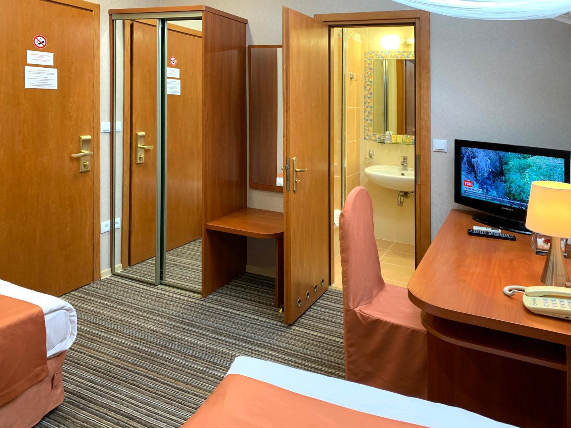 Economy Room In Hotel Eney リヴィウ エクステリア 写真